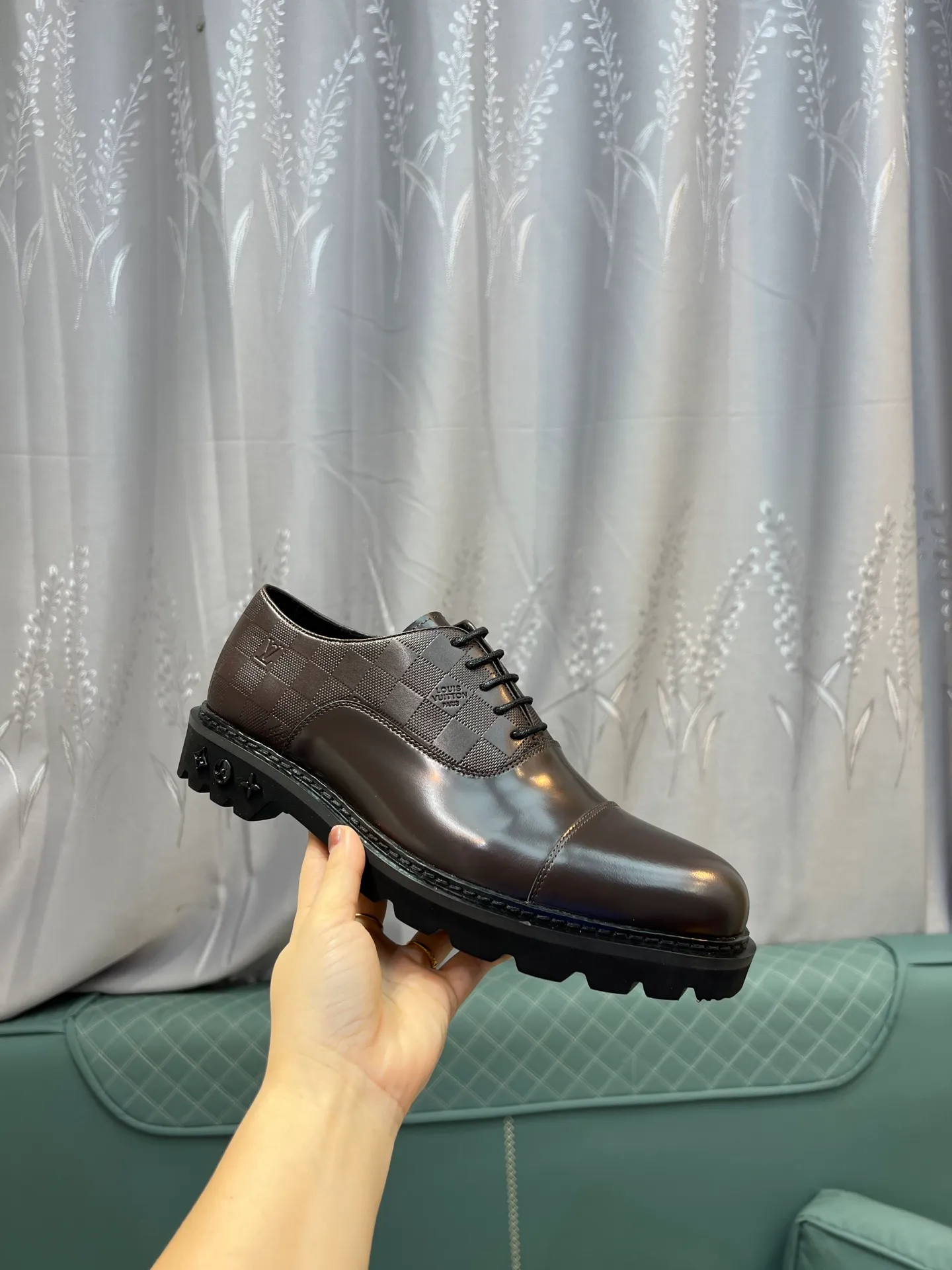 Men's shoes 💰820 [LV] - High-end quality - Upper: 🔝 tumbled cowhide, Nappa cowhide, brand logo sewn on shoe body - Lining: cowhide, foot pads; water-dyed cowhide - Outsole: TPR·rubber foam; two-color molded outsole -Super high quality control·Fine workmanship: highlighted (high-end·luxury·grade) -Size: 39-44 (38 45 can be customized)
